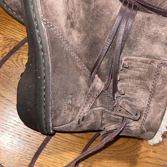 Brown UGG moccasin style boots size 8 - Picture 8 of 10
